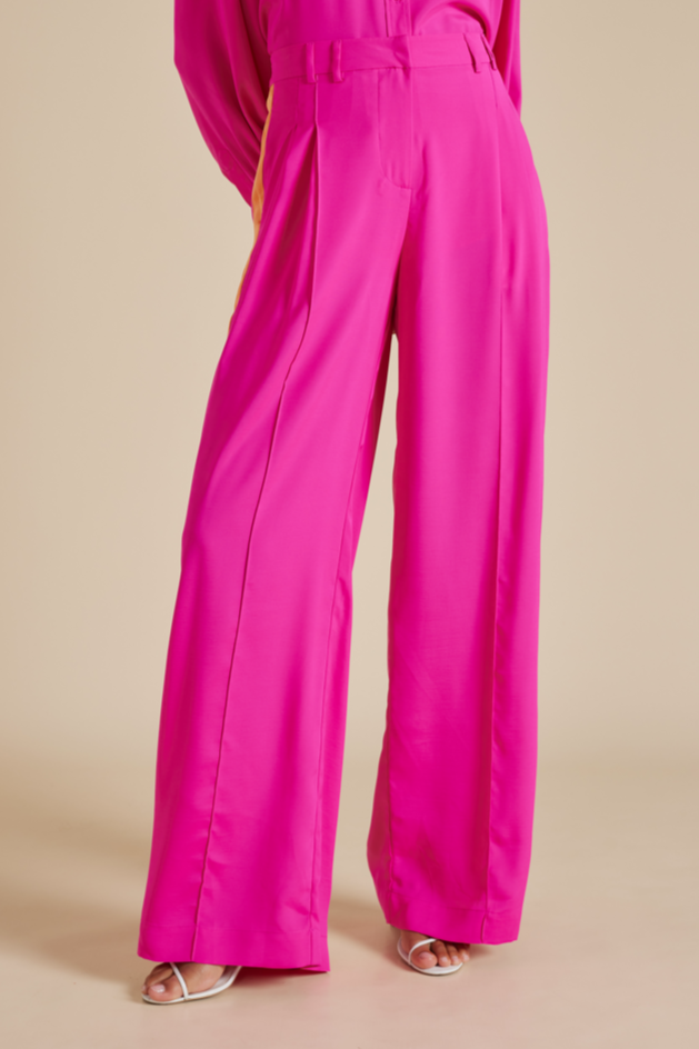 Alissa Pant in Flamingo