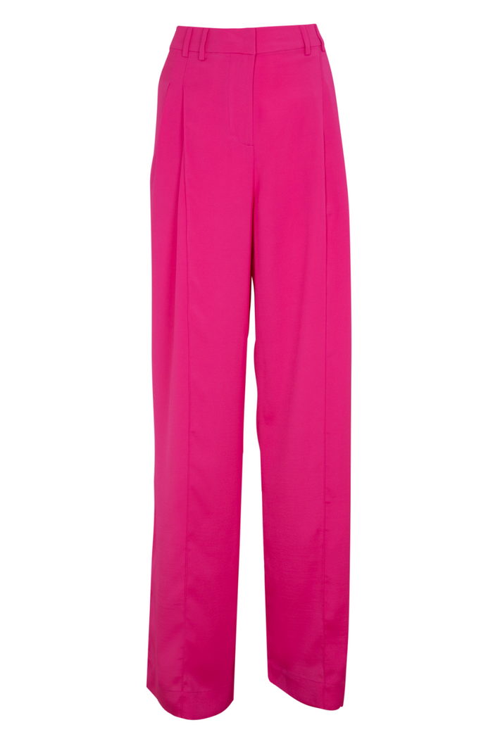 Alissa Pant in Flamingo