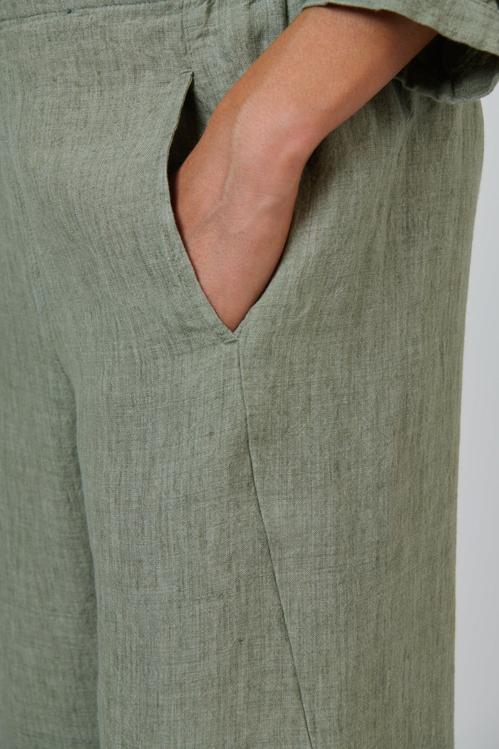 ELSHAM BOUTIQUE GA398 wide-leg linen trousers in artichoke green with a functional side pocket
