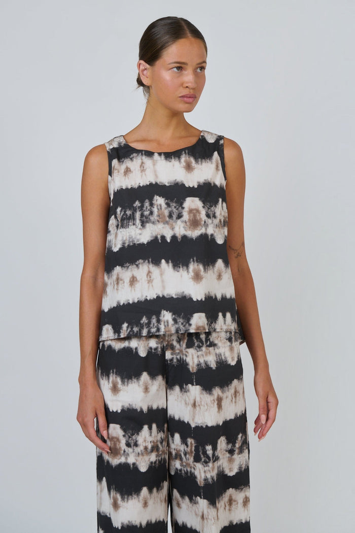ELSHAM BOUTIQUE sleeveless cotton poplin top in black and white tie-dye print with a round neck and high-low hem.