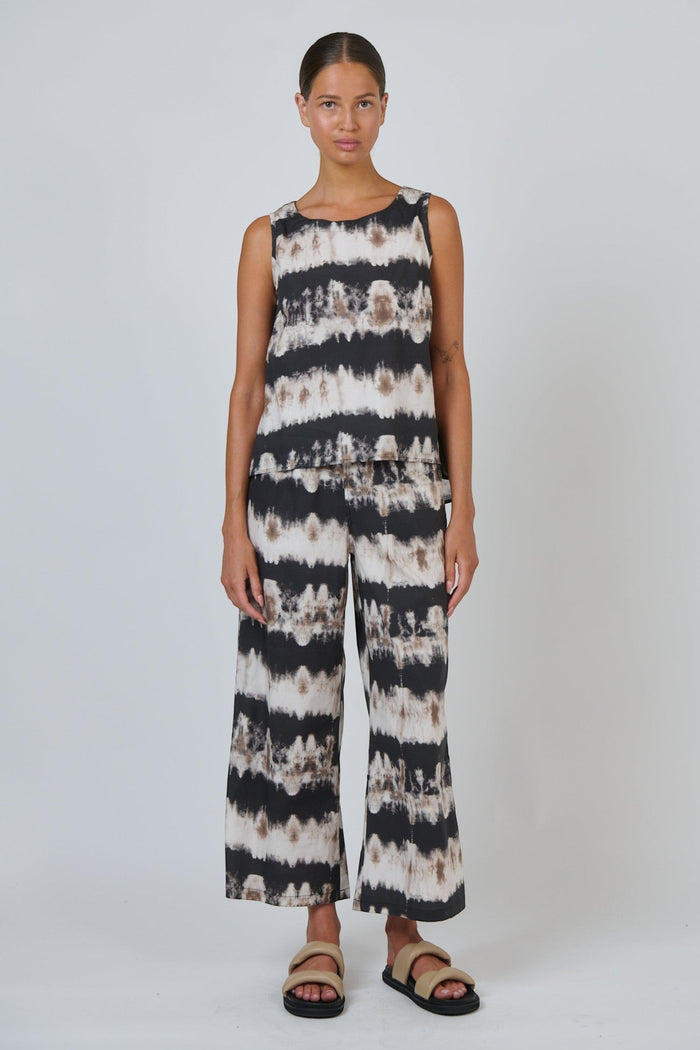 ELSHAM BOUTIQUE sleeveless cotton poplin top with a high-low hem and tie-back detail in a black and white tie-dye print