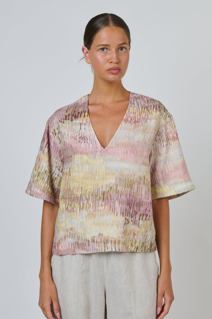 ELSHAM BOUTIQUE GA683 relaxed linen V-neck top in a multicoloured abstract print with wide elbow-length sleeves.