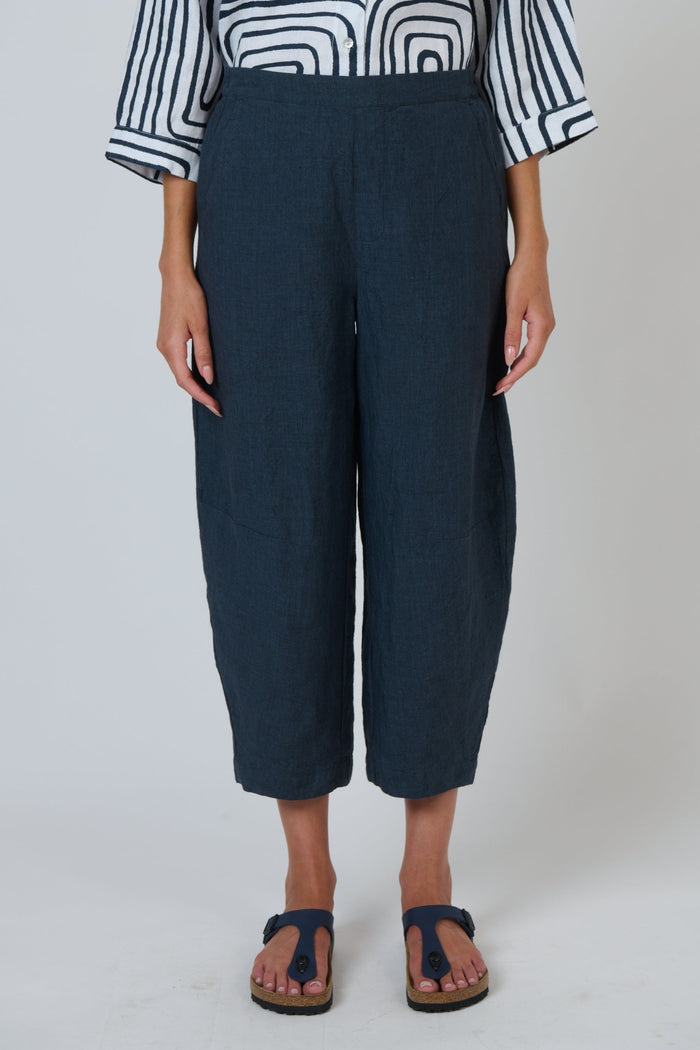 ELSHAM BOUTIQUE GA711 cropped tapered linen pants in gunsmoke grey with an elasticated waist and side pockets.