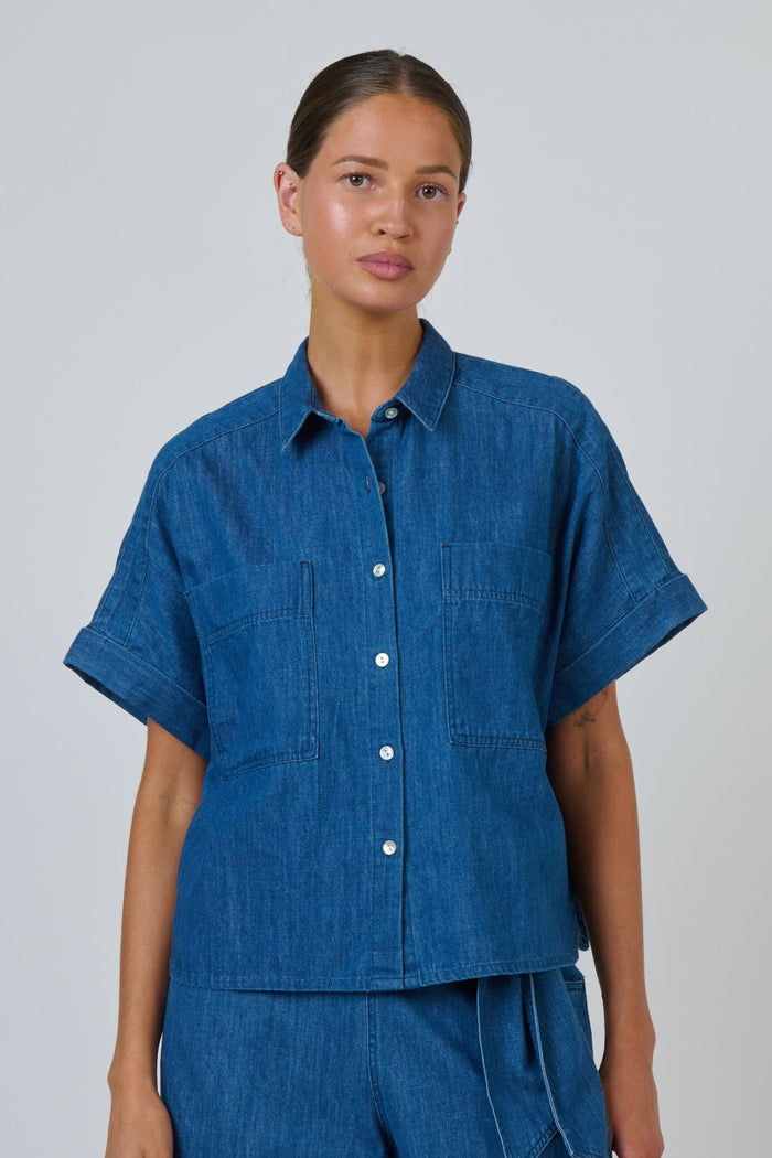 ELSHAM BOUTIQUE GA723 boxy chambray shirt in blue linen with a classic collar, button front, and two patch pockets.