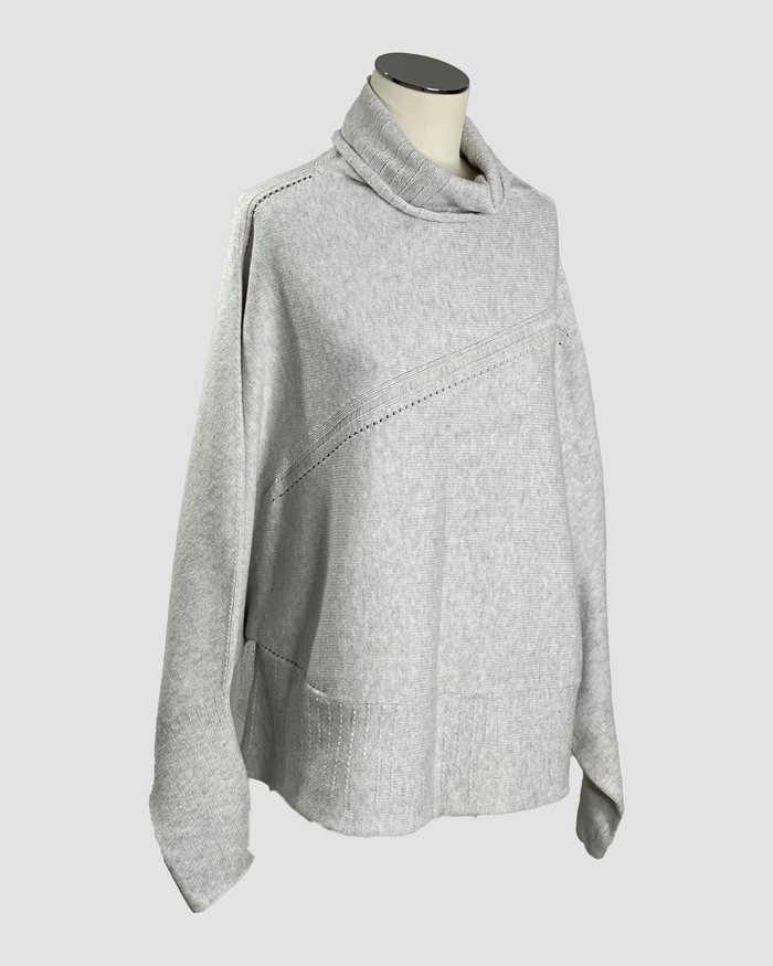 Poly Voly Pullover in Light Grey