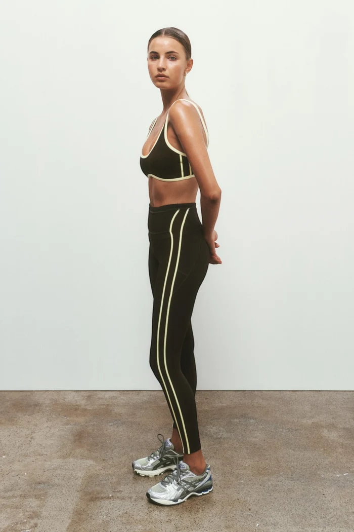 Solis Scoop Sports Bra | Black Bean/Soft Yellow